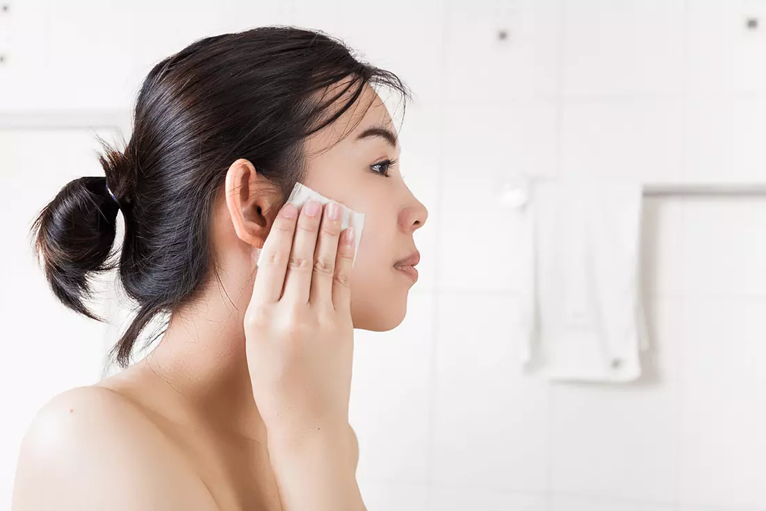 Removes makeup and cleanses your skin